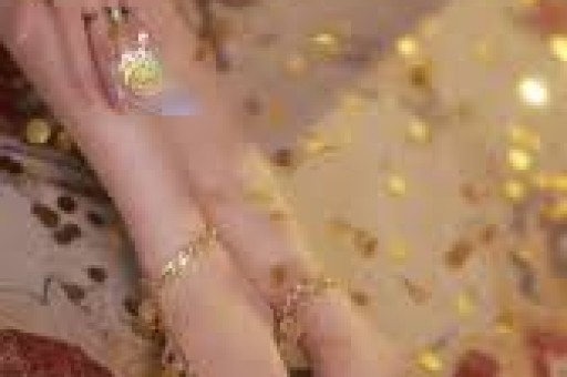 前央视主持曹晴嫁大20岁美国富豪婚后被家暴吃剩饭却不愿离婚
